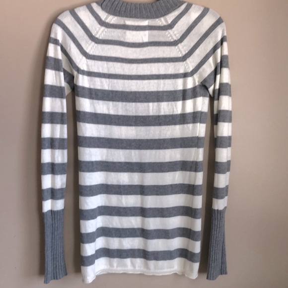 American Eagle V-Neck Sweater - 🌱NEVER WORN🌱 - Picture 2 of 2